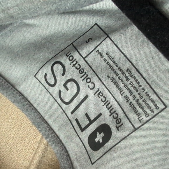 Figs Scrub Set Yola™ Skinny Scrub Pants 2.0 grey And Catrina Three Pocket Top - Picture 15 of 15